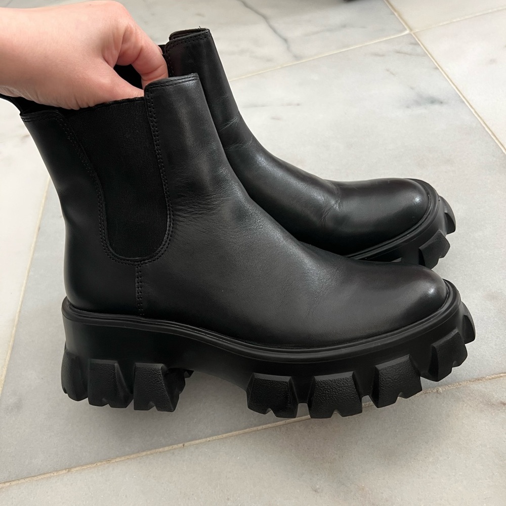 Gianni Bini platform boots